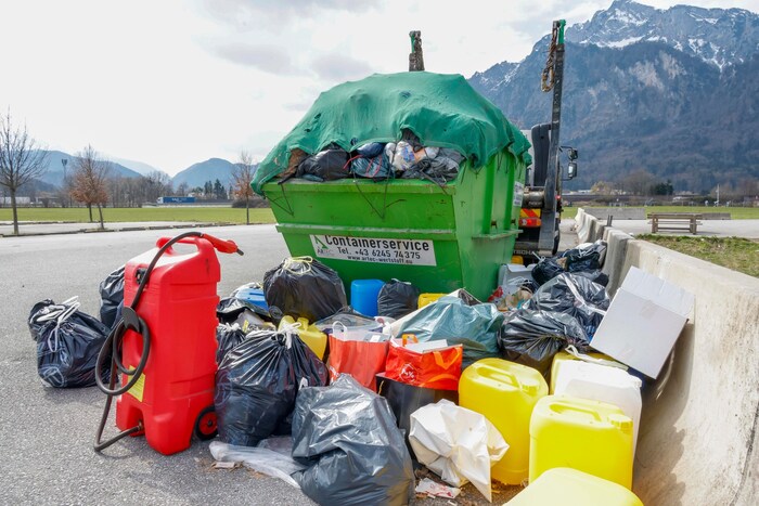 Die aufgestellten Müllcontainer reichten für die Mengen nicht.