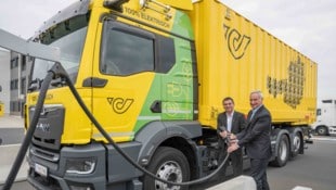 Premiere beim Post-Logistikzentrum Kalsdorf: Der erste E-Lkw geht in Betrieb. Am Foto: ...