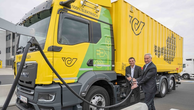 Premiere beim Post-Logistikzentrum Kalsdorf: Der erste E-Lkw geht in Betrieb. Am Foto: ...