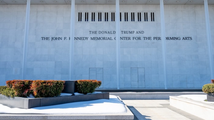 Auch das Kennedy Center ließ Trump mit seinem Namen – natürlich an erster Stelle – versehen.