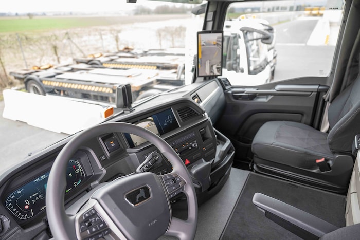 Ein Blick ins Cockpit des nagelneuen E-Lkw