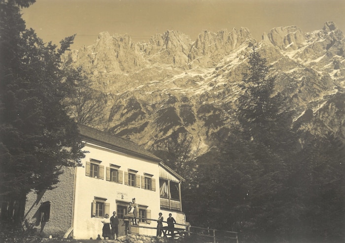 Die alte Gaudeamushütte am Fuße des Wilden Kaisers. Sie war Treffpunkt. 1924 zerstörte eine ...