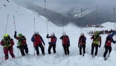 Mehr als 100 Einsatzkräfte waren am Samstag im Ridnauntal im Lawineneinsatz.