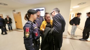 Die 33-Jährige im Wiener Landl hat acht Vorstrafen, ein Alkoholproblem und Benko-Verteidiger ...