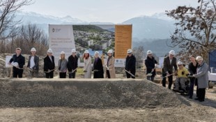 Die Verantwortlichen starteten das knapp 11 Mio. Euro teure Bauprojekt mit dem Spatenstich. Vier ...