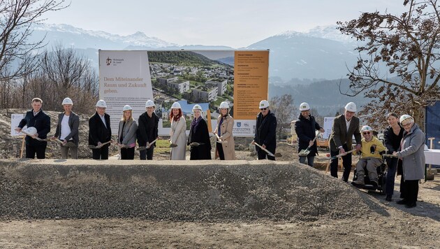 Die Verantwortlichen starteten das knapp 11 Mio. Euro teure Bauprojekt mit dem Spatenstich. Vier ...