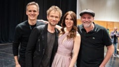 Manager René Voak (li.) mit seinen „Schützlingen“ Thommy Ten &amp; Amélie van Tass beim ...