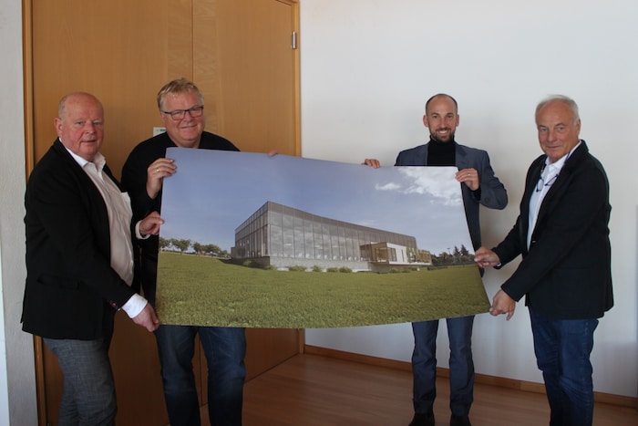 V. li.: Die Bürgermeister Konrad Pieringer, Simon Wallner, David Egger mit Architekt Michael ...