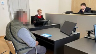 Der Angeklagte am Montag beim Prozess.