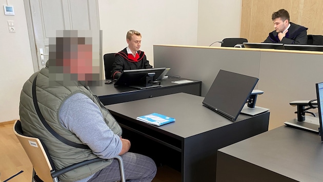 Der Angeklagte am Montag beim Prozess.