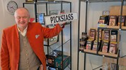 Hans Stefan Hintner in seinem Schoko-Geschäft