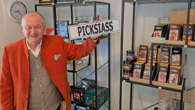 Hans Stefan Hintner in seinem Schoko-Geschäft