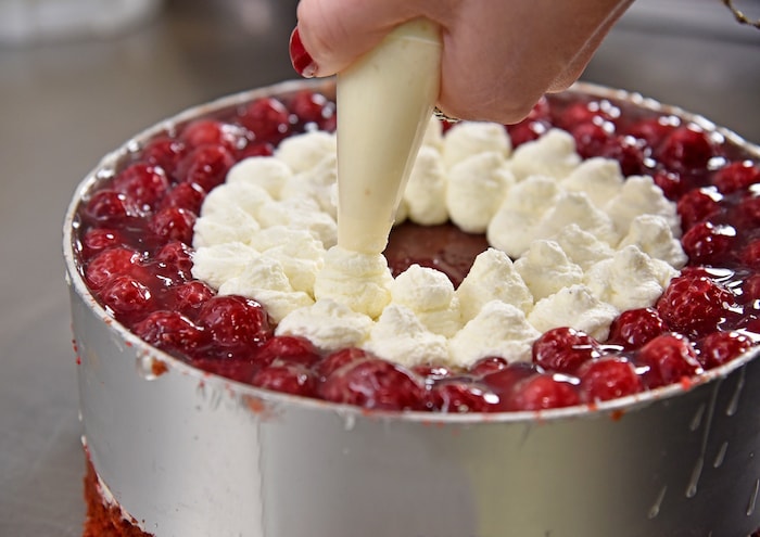 Der Biskuitteig wurde rot eingefärbt, danach wurden die Füllung und der Himbeerspiegel für die ...