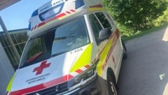 Der Bub kam mit der Rettung ins Spital (Symbolbild)