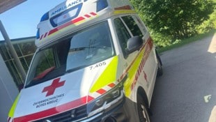 Der Bub kam mit der Rettung ins Spital (Symbolbild)