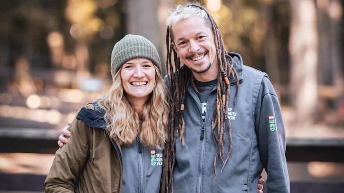 Tierpfleger Alfred Kofler und Sabrina Kisser warten auf eine neue Gruppe Jugendlicher.