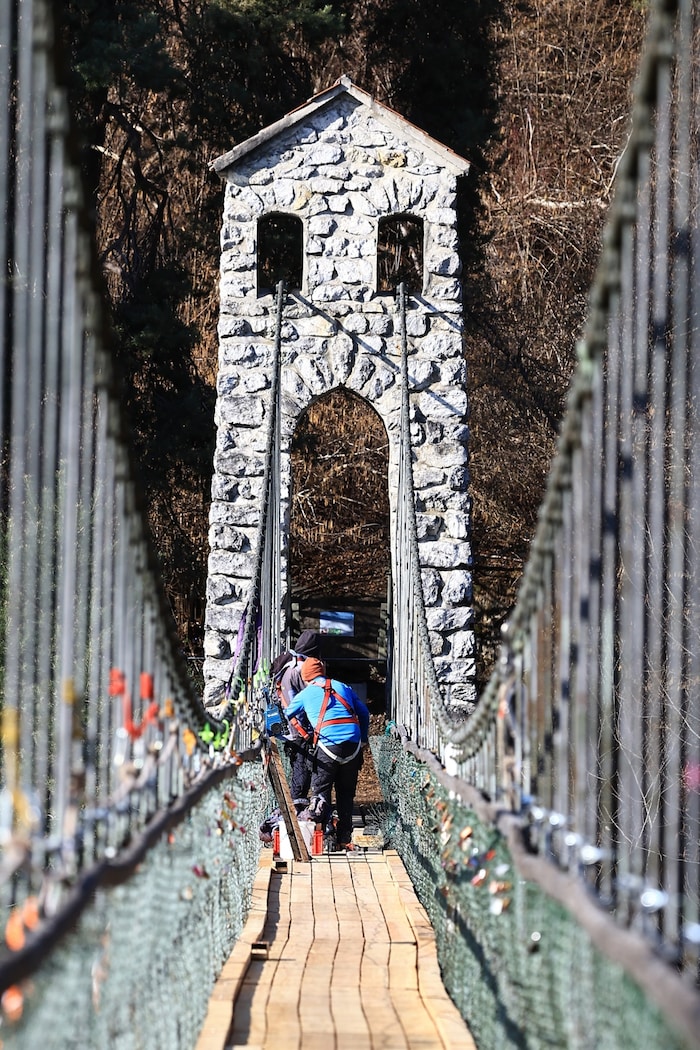 Der Gehbelag wurde in den vergangenen Tagen erneuert.