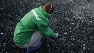 Greenpeace-Aktivisten nahmen Material-Proben.