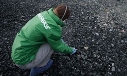 Greenpeace-Aktivisten nahmen Material-Proben.