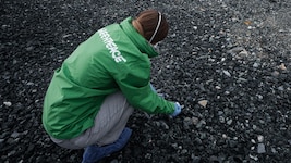 Greenpeace-Aktivisten nahmen Material-Proben.