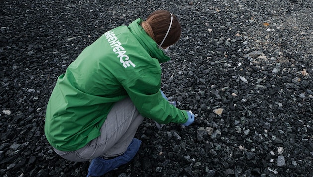 Greenpeace-Aktivisten nahmen Material-Proben.