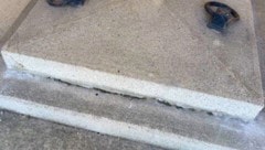 Beschädigtes Grab am Friedhof in Korneuburg