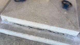 Beschädigtes Grab am Friedhof in Korneuburg