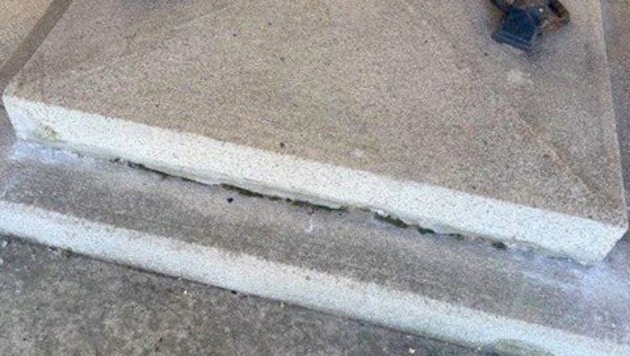 Beschädigtes Grab am Friedhof in Korneuburg