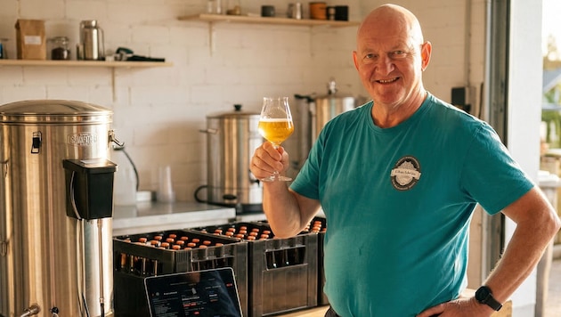 Gerhard Erschwendner mit seinem KI-Bier. Das „Lobster Lager“ wurde mithilfe des Programms ...