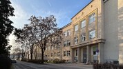 Bei der Löwenfeldschule (MS 10) wird ab Herbst 2027 das Nebengebäude aufgestockt.