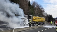 Bis etwa 18 Uhr standen die Feuerwehrleute im Einsatz. Die A10 war in beide Richtungen gesperrt.