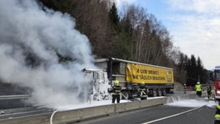 Bis etwa 18 Uhr standen die Feuerwehrleute im Einsatz. Die A10 war in beide Richtungen gesperrt.