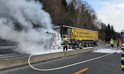 Bis etwa 18 Uhr standen die Feuerwehrleute im Einsatz. Die A10 war in beide Richtungen gesperrt.