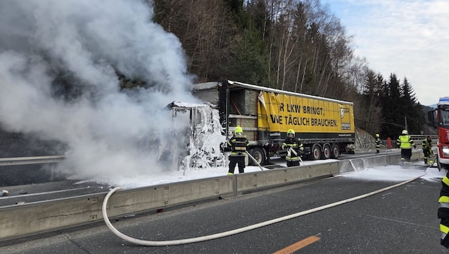 Bis etwa 18 Uhr standen die Feuerwehrleute im Einsatz. Die A10 war in beide Richtungen gesperrt.