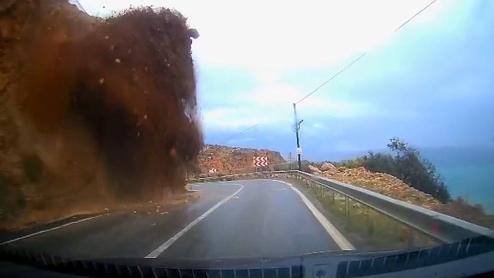 Vor dem Fahrzeug löste sich Geröll von einem Abhang – dem Lenker blieb keine Zeit mehr, ...