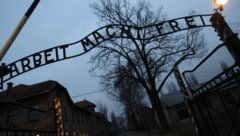 Der Schriftzug „Arbeit macht frei“ ist am Tor zum früheren Konzentrationslager Auschwitz I zu ...