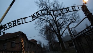 Der Schriftzug „Arbeit macht frei“ ist am Tor zum früheren Konzentrationslager Auschwitz I zu ...