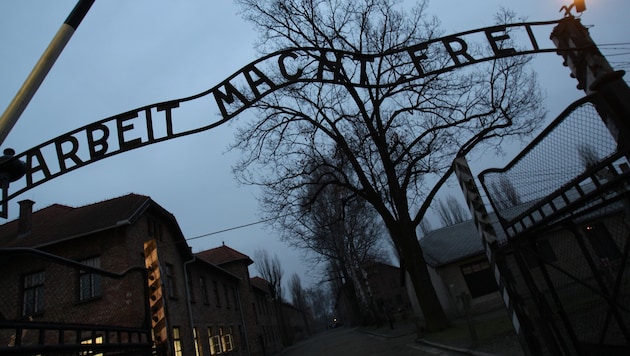 Der Schriftzug „Arbeit macht frei“ ist am Tor zum früheren Konzentrationslager Auschwitz I zu ...