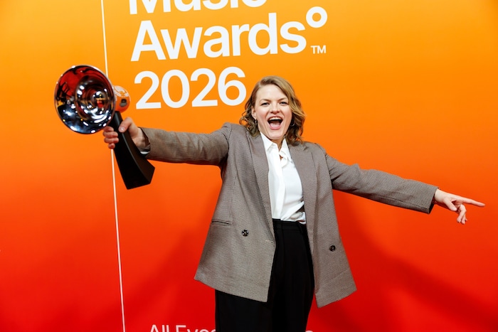 Die Amadeus-Gewinnerin Caro Fux leistet steirische, musikalische Nachbarschaftshilfe.