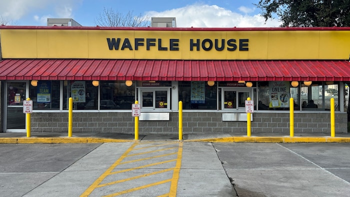 Phillips erklärte, er sei in eine Filiale von Waffle House teleportiert worden.