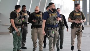 Beamte der US-Einwanderungsbehörde ICE sind auf manchen Flughäfen bereits im Einsatz – nun ...