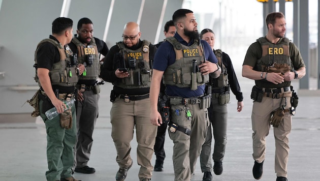 Beamte der US-Einwanderungsbehörde ICE sind auf manchen Flughäfen bereits im Einsatz – nun ...