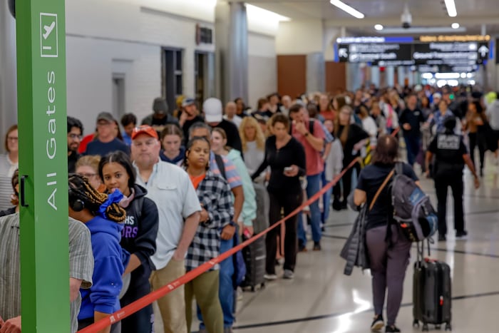 Flugpassagiere müssen an manchen Flughäfen vor der Sicherheitskontrolle derzeit viel Geduld ...