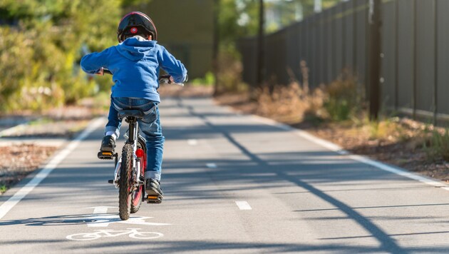 Kinderfahrradhelme sind zwar wichtig, aber nicht immer von bester Qualität (Symbolbild).