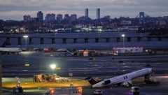 Der Flughafen blieb nach dem Crash für mehrere Stunden geschlossen, mittlerweile ist er wieder ...