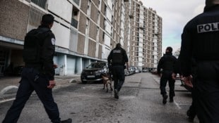 Bilder zeigen die Marseiller Polizei bei einem Einsatz gegen Rauschgiftkriminalität ...