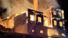 Die Gebäude brannten bis auf die Grundmauern nieder. 