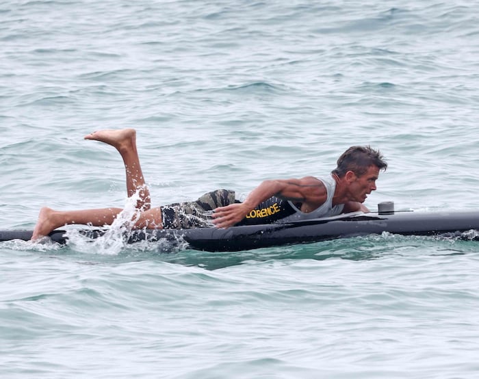 David Chokachi beim Paddelboarden