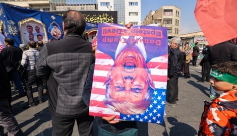 Regimetreue Demonstranten in Iran mit einem Porträt, das den US-Präsidenten als Teufel ...