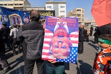 Regimetreue Demonstranten in Iran mit einem Porträt, das den US-Präsidenten als Teufel ...